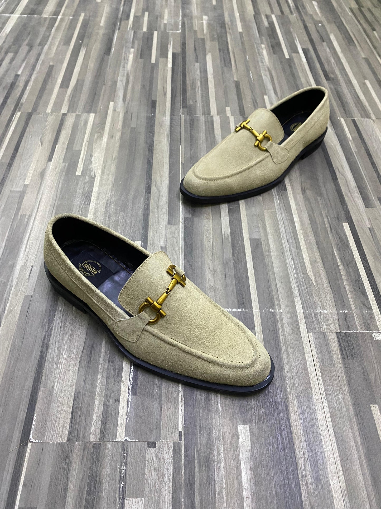 MEDALLION BUCKLE SHOES IN CAMIL