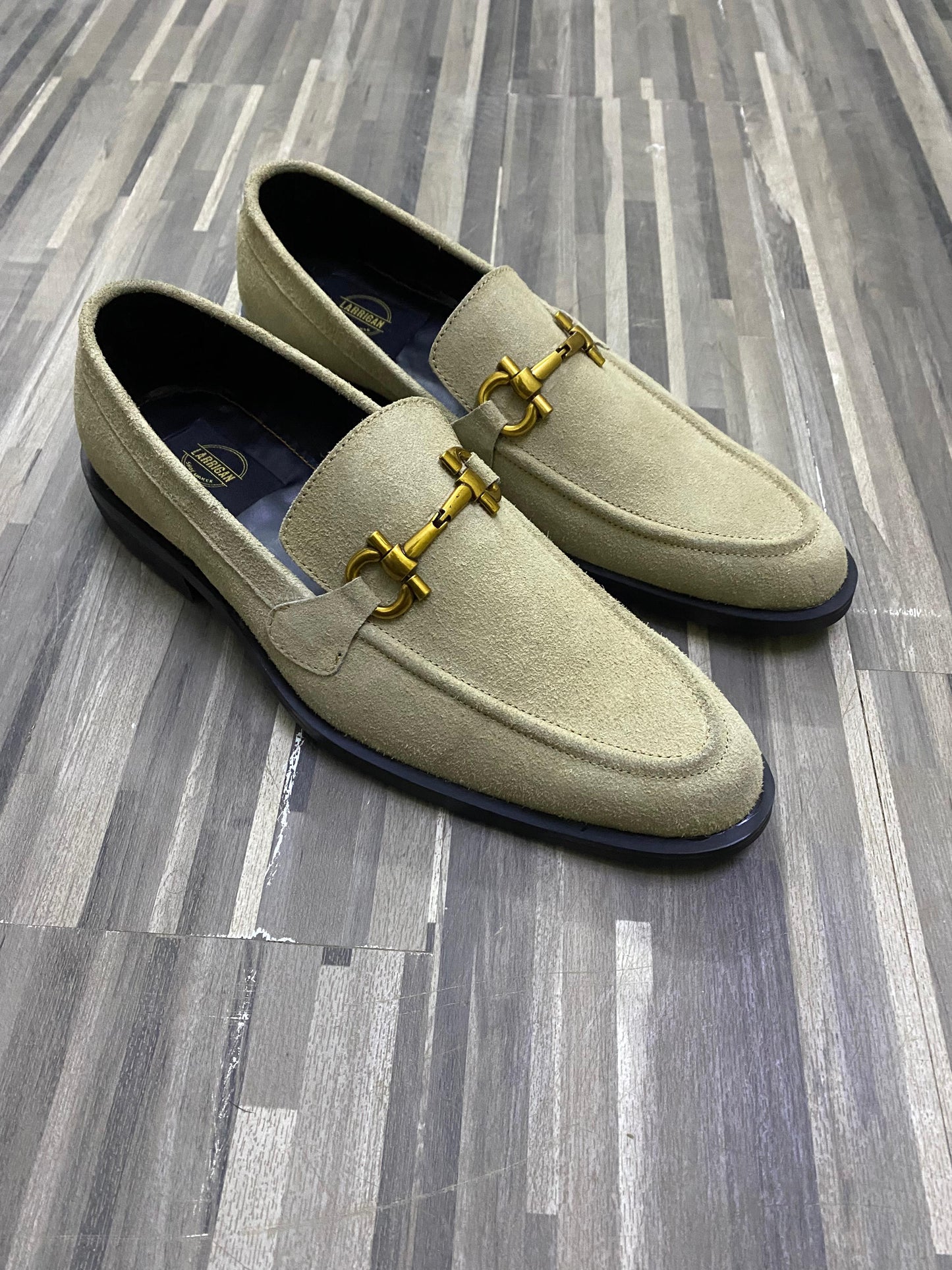 MEDALLION BUCKLE SHOES IN CAMIL