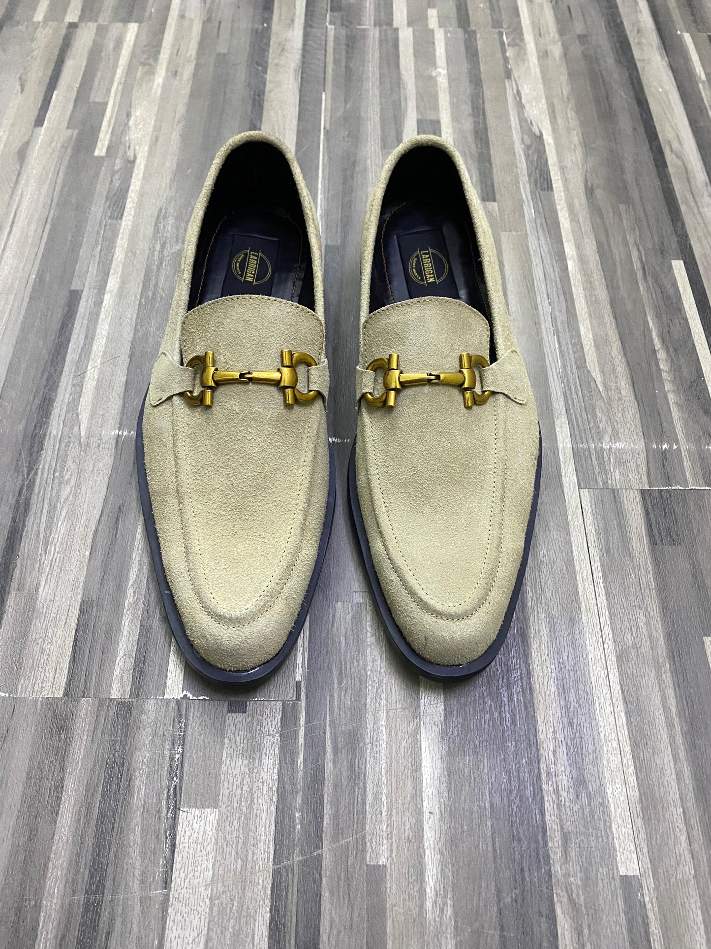 MEDALLION BUCKLE SHOES IN CAMIL